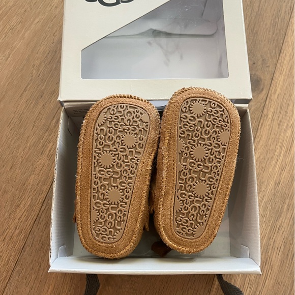 EUC - UGG Baby Neumel Boot sz2/3 (6/12) - Picture 4 of 5
